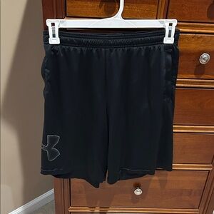 Under Armour men’s Black Performance Shorts, loosefit, heatgear, size medium